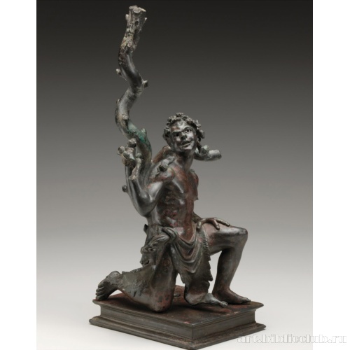 Сатир на коленях