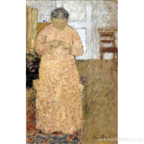 Женщина в розовом платье, занятая вязанием