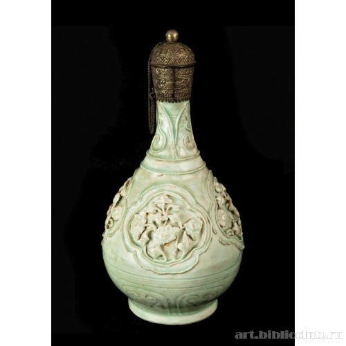 Бутыль с серебряной крышкой