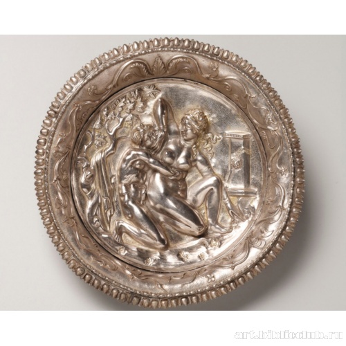 Блюдо с эмблемой, изображающей нимфу и сатира