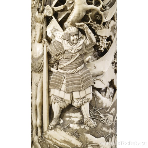 Ваза с изображением сцен из жизни воина Минамото Есицунэ. Фрагмент