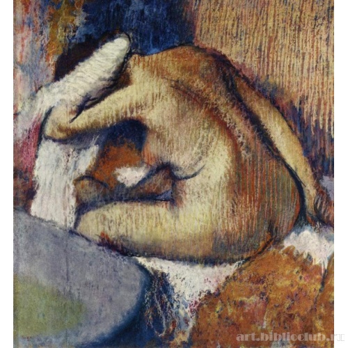 Женщина, вытирающаяся после мытья