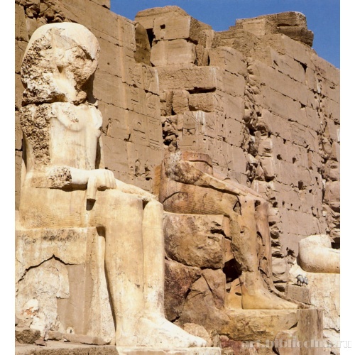 Южный фасад VIII пилона с колоссальными статуями царя