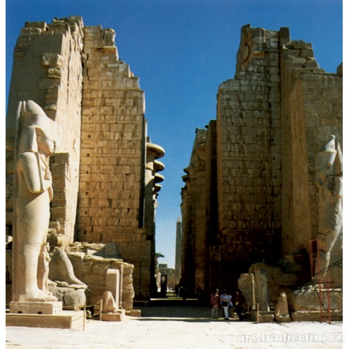 Колоссальные царские статуи