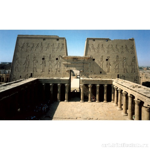 Вид с крыши пронаоса во двор храма