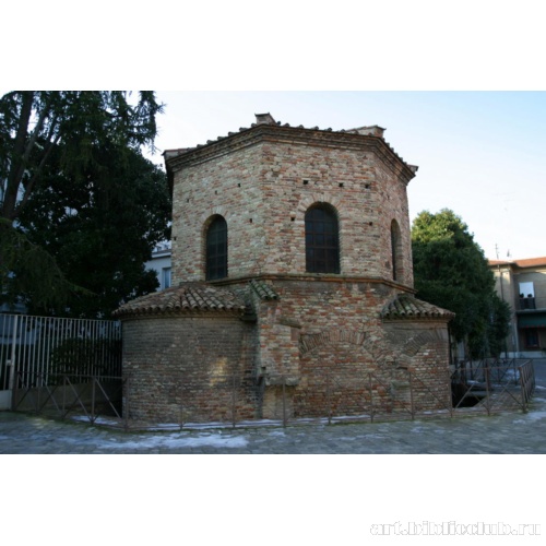 Арианский баптистерий. Фасад