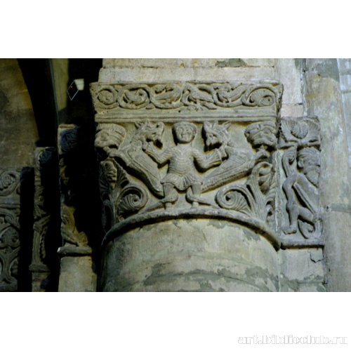 Сан Микеле в Павии. Капитель. Человек, борющийся с демонами