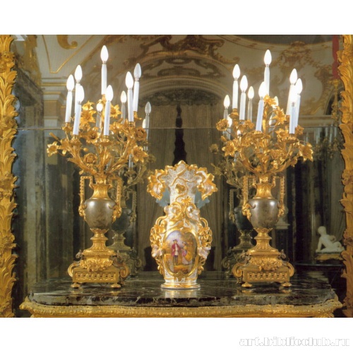 Консоль с вазой и подсвечниками